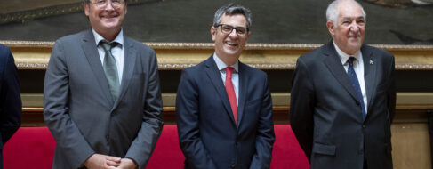 El PSOE quiere regular el control de la prensa a la vez que restringir el acceso a las Cortes