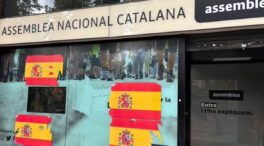 La sede de la ANC en Barcelona amanece con banderas de España pegadas en los cristales