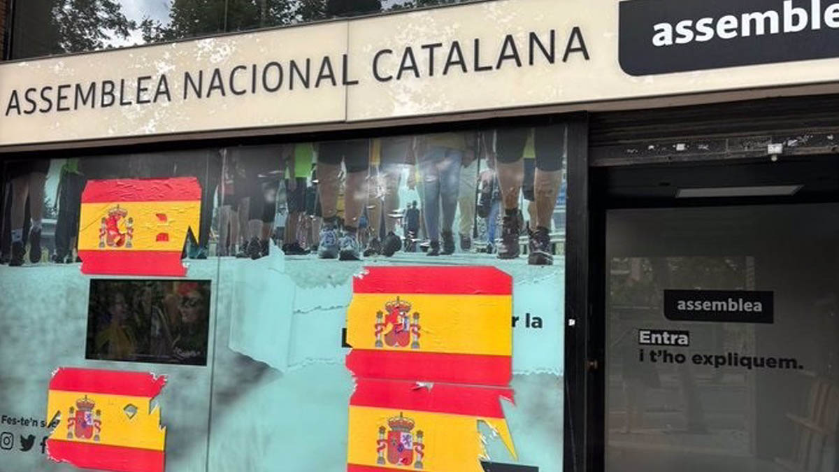 La sede de la ANC en Barcelona amanece con banderas de España pegadas en los cristales