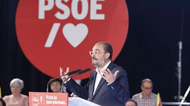 Lambán critica el pacto con ERC: «El PSOE entrega España a cambio de investir a Illa»