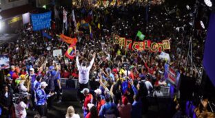 Maduro tacha a la oposición de fascista y advierte que no permitirá privatizar la vivienda