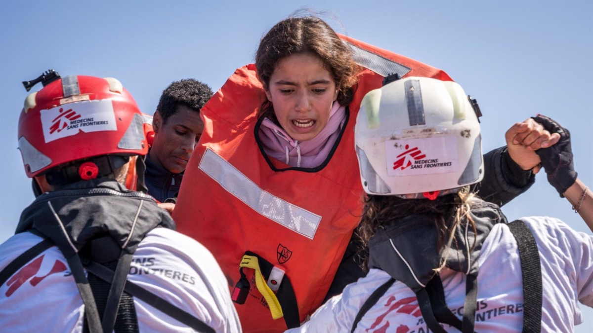 Rescatan a 47 migrantes de un bote de hierro a la deriva en el Mediterráneo