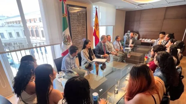 La Embajada de México asiste a los mexicanos de 'Malinche' y se desliga de las becas de Cano