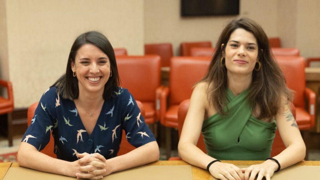 Irene Montero e Isa Serra en el Congreso