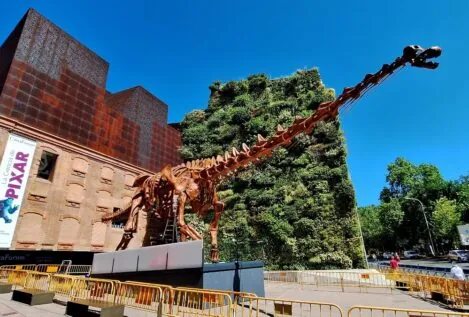 El mayor dinosaurio de la historia hace guardia en el CaixaForum