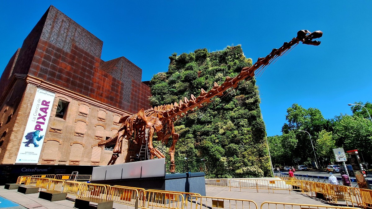 El mayor dinosaurio de la historia hace guardia en el CaixaForum