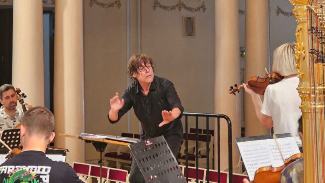 El español que dirigió una orquesta bajo las bombas: «La música tiene un efecto sanador»