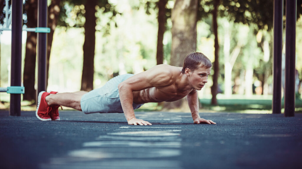 Un hombre haciendo burpees, un ejercicio dentro del Hyrox