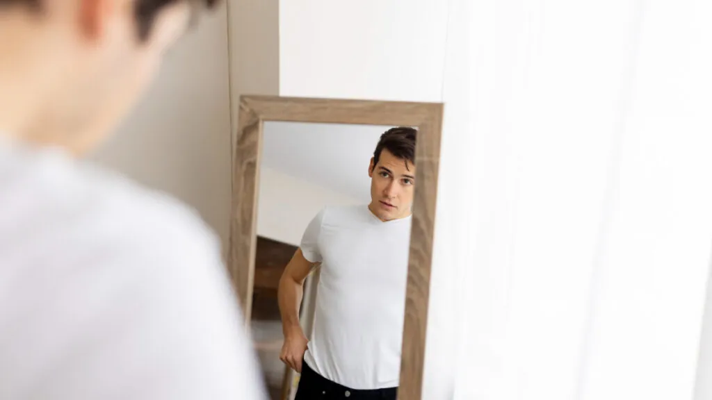 Un hombre narcisista se identifica en el espejo