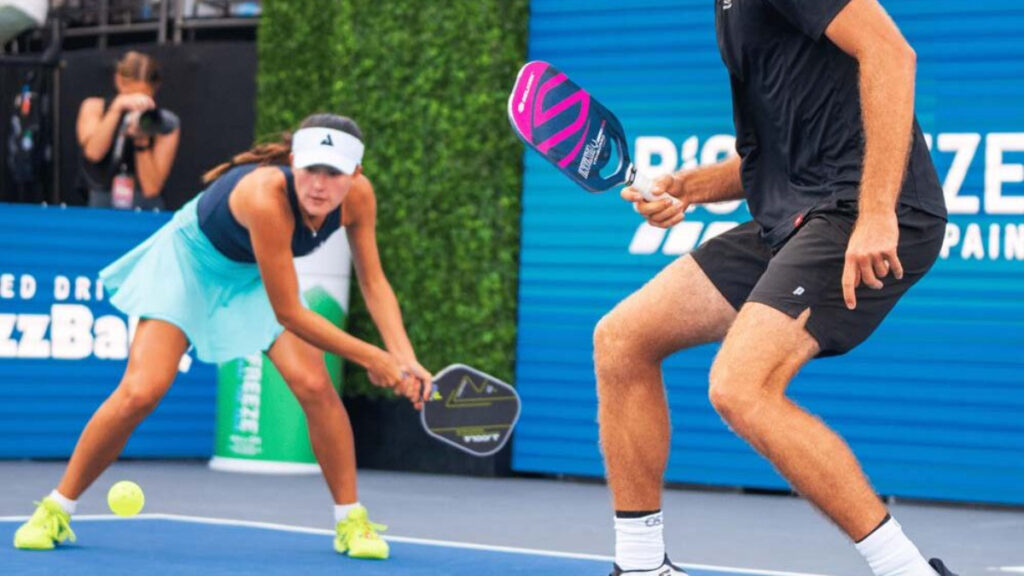 Una pareja jugando al pickleball