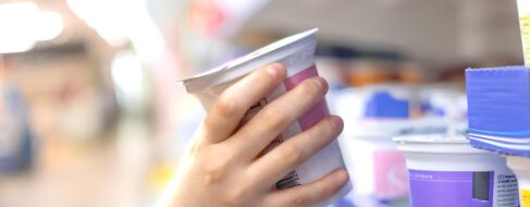 Esto es lo que le pasa a tu cuerpo si comes yogur a diario, según los estudios científicos