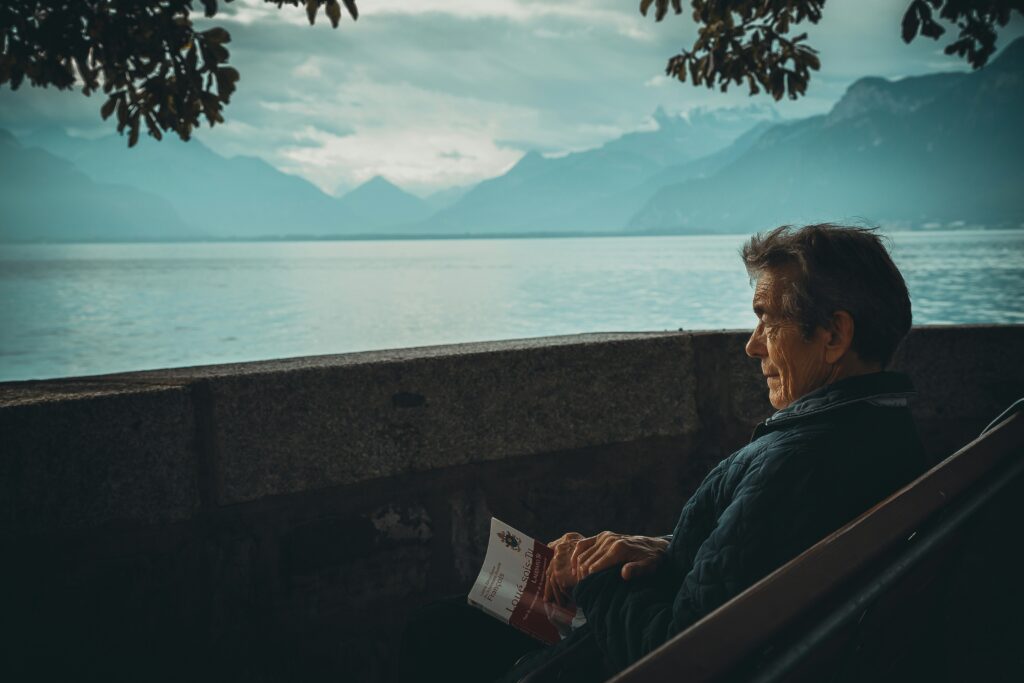 Hombre relajado contemplando el horizonte. 
Aaron Andrew Ang Unsplash