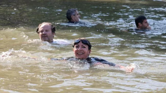 La alcaldesa de París se baña en el Sena para destacar el buen estado del agua para los JJOO