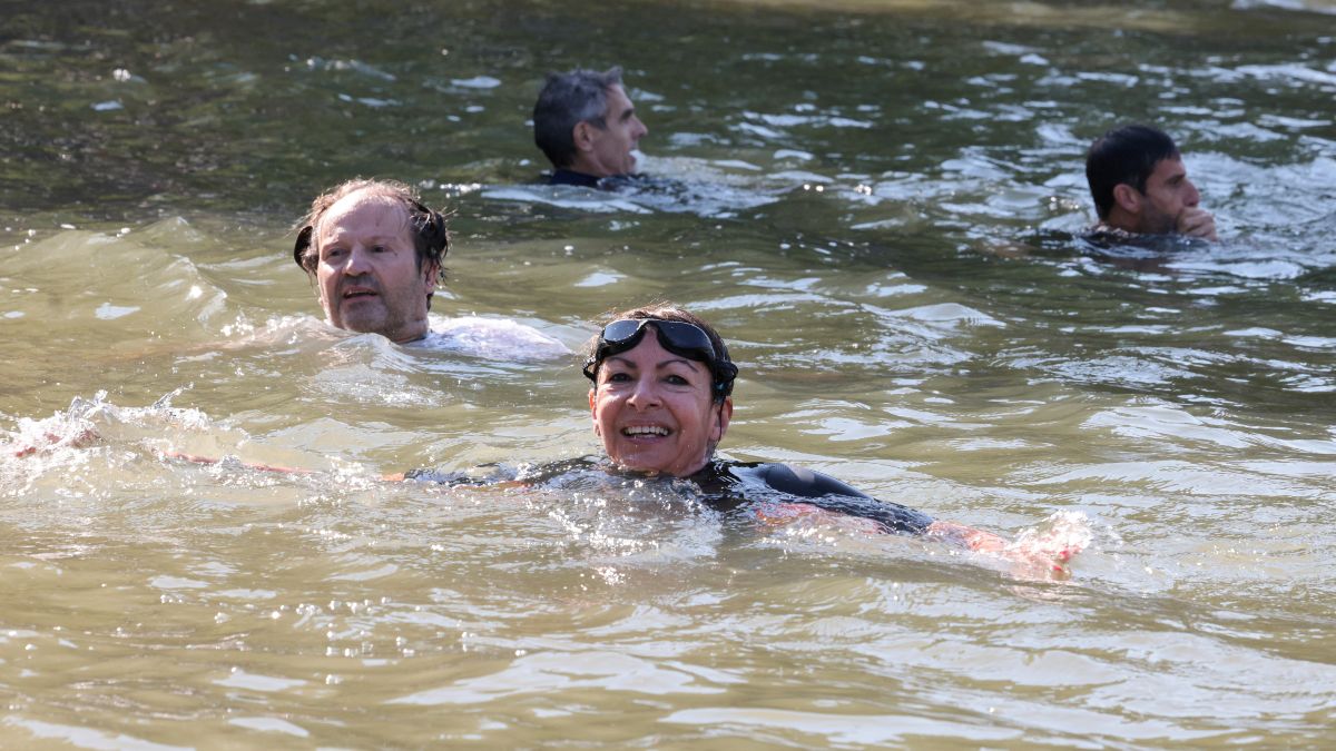 La alcaldesa de París se baña en el Sena para destacar el buen estado del agua para los JJOO