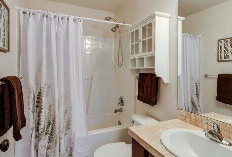 Descubre como limpiar la cortina de tu ducha y que quede impecable en tan solo un paso