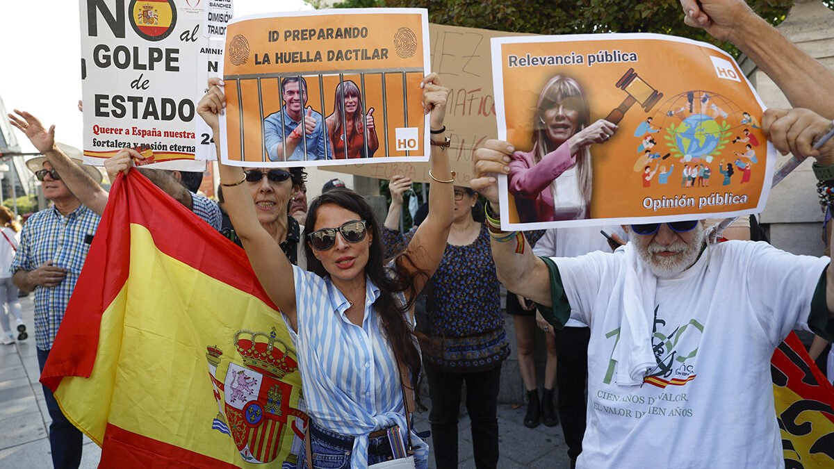 Protestas frente a los Juzgados durante la no declaración de Gómez: «Begoña, mafiosa»