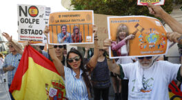 Protestas frente a los Juzgados durante la no declaración de Gómez: «Begoña, mafiosa»