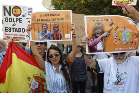 Protestas frente a los Juzgados durante la no declaración de Gómez: «Begoña, mafiosa»