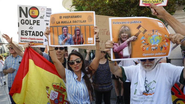 Protestas frente a los Juzgados durante la no declaración de Gómez: «Begoña, mafiosa»