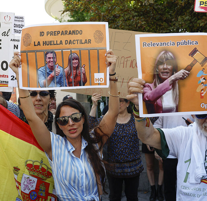 Protestas frente a los Juzgados durante la no declaración de Gómez: «Begoña, mafiosa»