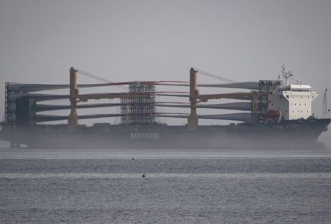 El buque 'Tony Stark', retenido hasta que abone la multa por el vertido de fuel en Ceuta