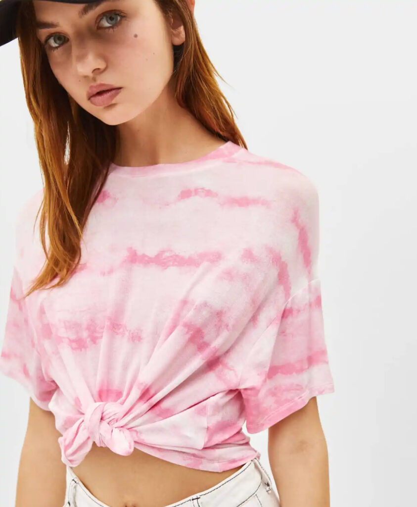 Camiseta estampada con nudo de Bershka