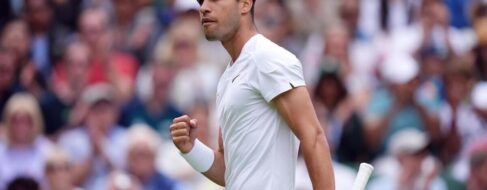 Alcaraz inicia la defensa del título de Wimbledon con una cómoda victoria ante el estonio Lajal