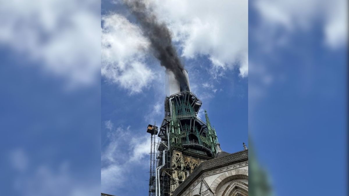 La aguja de la catedral de Ruán (Francia) se incendia durante su restauración