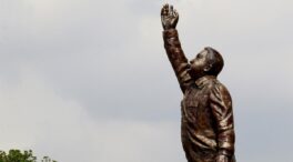 Manifestantes contra el chavismo derriban varias estatuas de Hugo Chávez en Venezuela