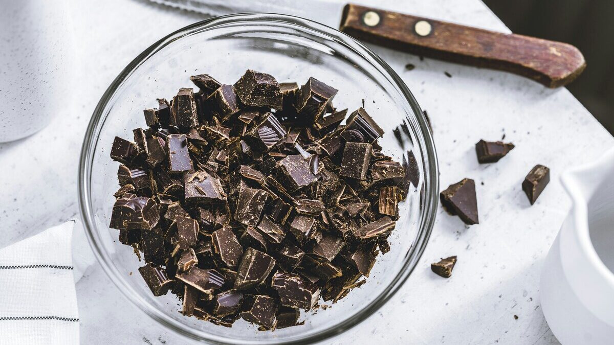 Comer chocolate negro por la noche tiene grandes beneficios