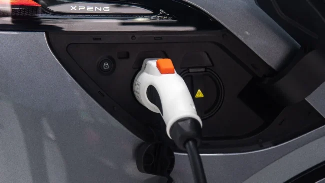 El nudo gordiano del coche eléctrico prémium: se están amontonando en los concesionarios