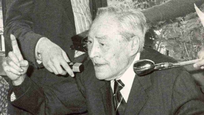 Valentí Puig retrata a Josep Pla, el hombre del abrigo manchado