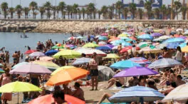 La Policía investiga a un grupo que alquila sombrillas a turistas en las playas de Málaga