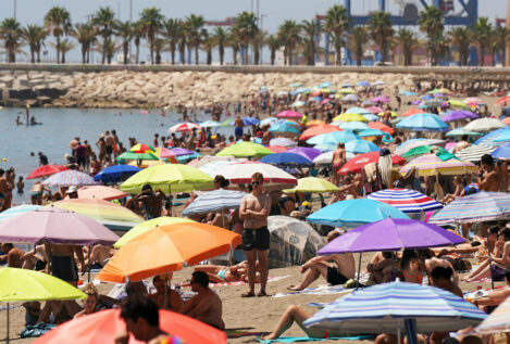 La Policía investiga a un grupo que alquila sombrillas a turistas en las playas de Málaga