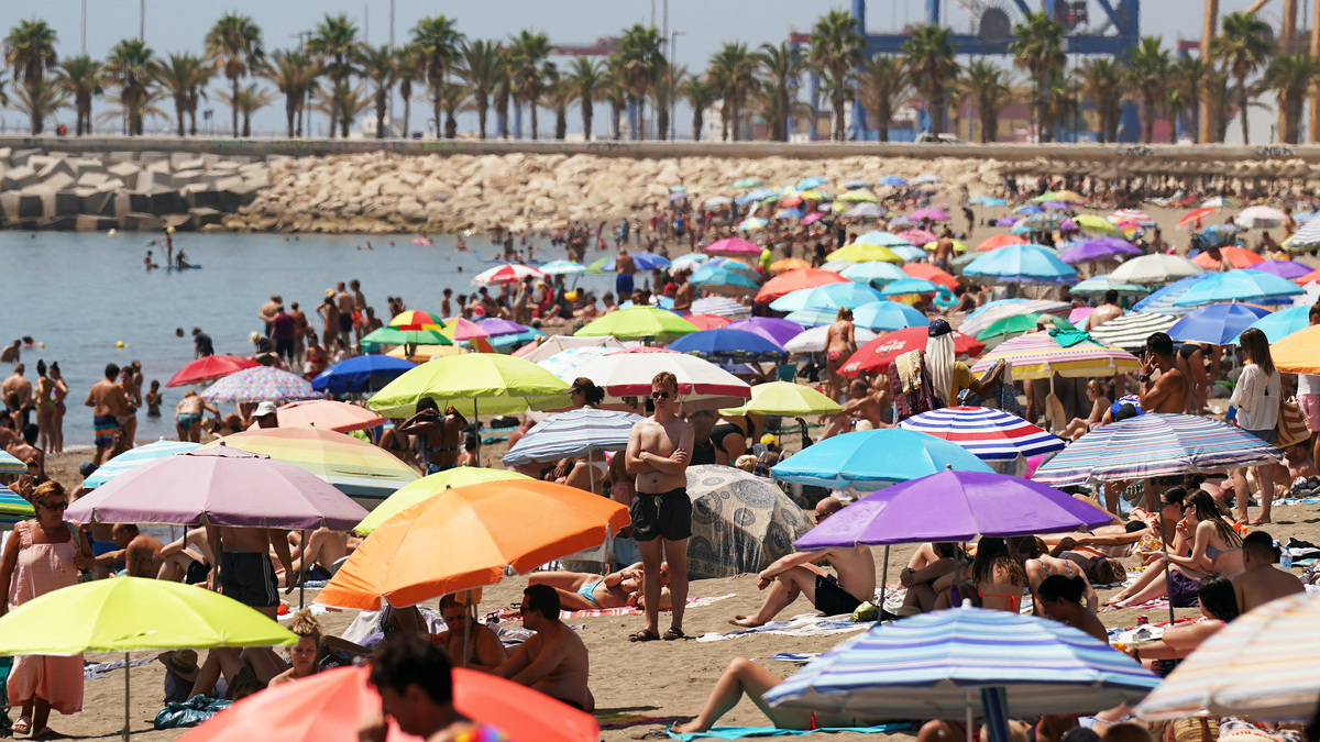 La Policía investiga a un grupo que alquila sombrillas a turistas en las playas de Málaga