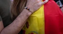 Investigan un presunto delito de odio por arrancar a una chica una bandera de España