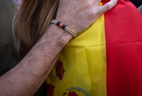 Investigan un presunto delito de odio por arrancar a una chica una bandera de España