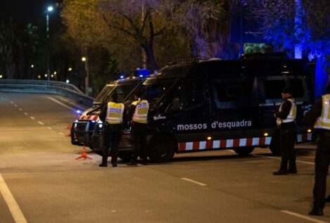 Amnistían a dos condenados por lanzar objetos a mossos en las protestas de 2019