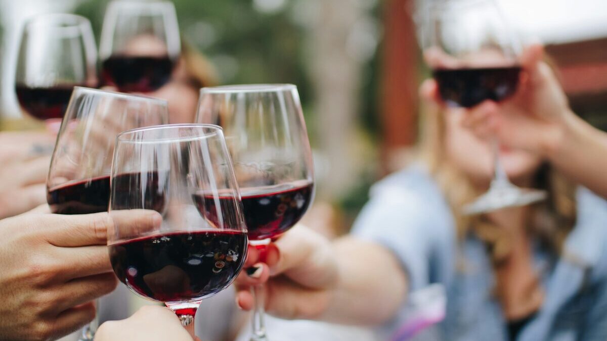 Un cardiólogo explica cada cuánto tiempo se puede beber una copa de vino