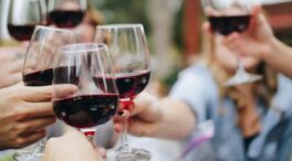 Un cardiólogo explica cada cuánto tiempo se puede beber una copa de vino