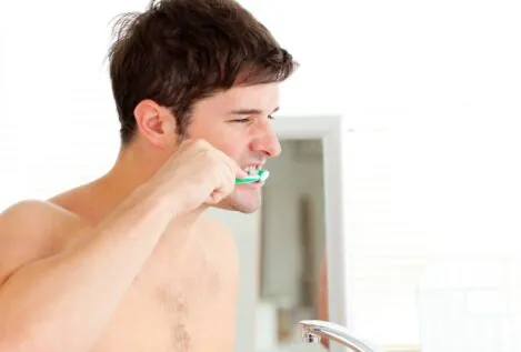 La moda de las toallitas dentales ha llegado para quedarse: pros y contras frente al cepillado