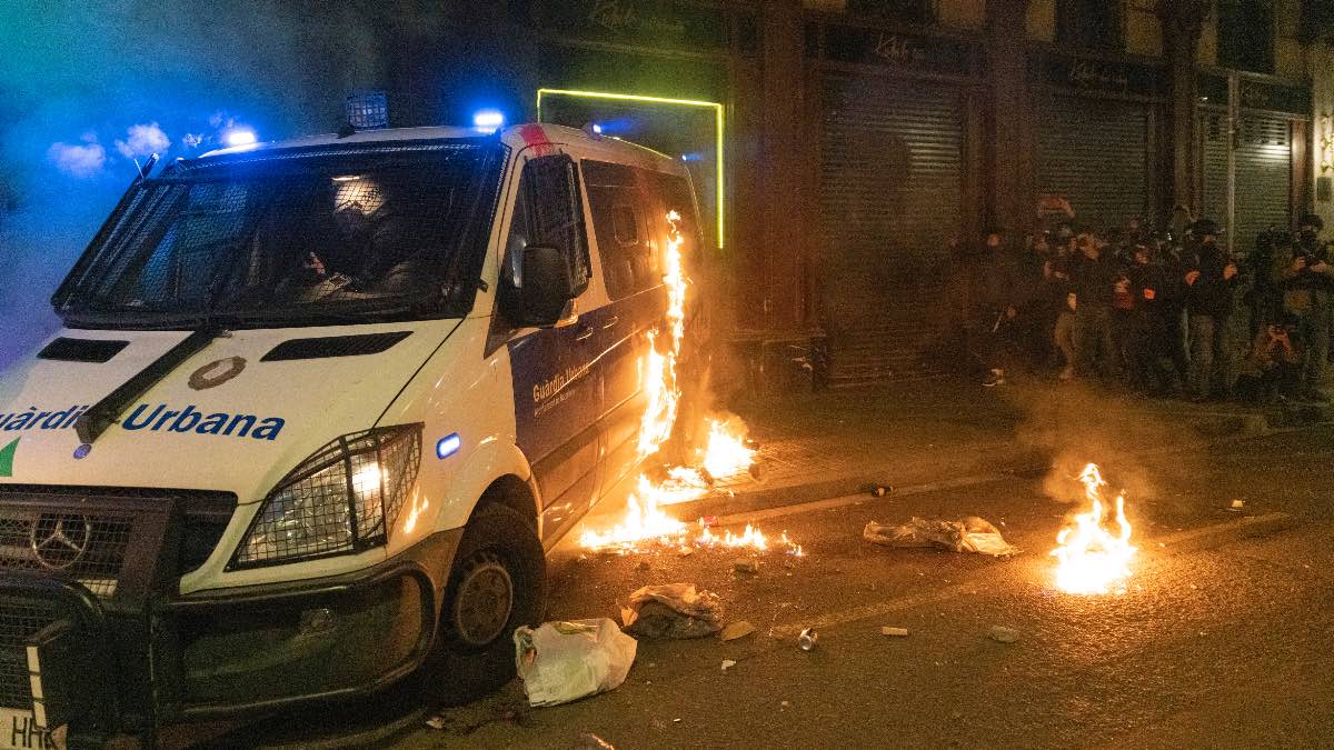 Piden la amnistía cinco investigados por agredir a los mossos en protesta por el rapero Hasél