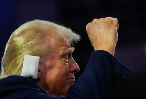 Donald Trump reaparece en público con una venda en la oreja tras el intento de asesinato