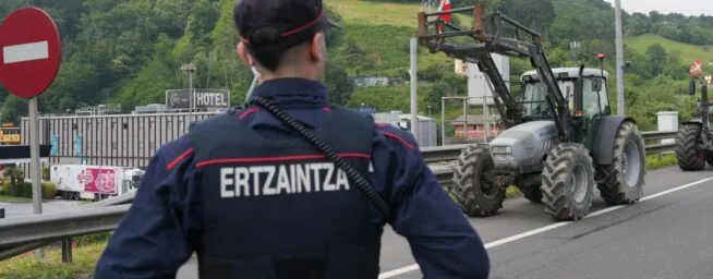 Interior cede a la Ertzaintza las competencias de seguridad en puertos y aeropuertos