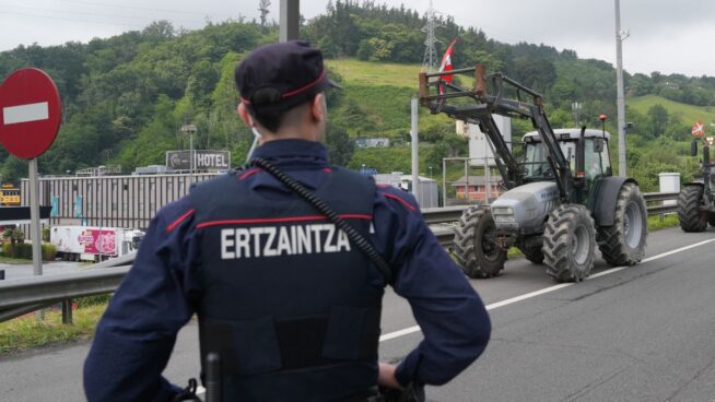 Detenido un conductor que llevaba de forma ilegal a 14 personas en su furgoneta en Idiazábal