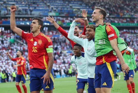 España rompe la 'maldición de los anfitriones'  después de derrotar a la selección alemana