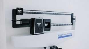 ¿La falta de sueño te puede hacer engordar?