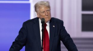 Trump afirma que recibió «una bala por la democracia» en su primer mitin tras el atentado