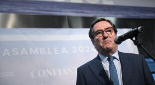 Garamendi mete presión a la mesa de diálogo y admite que ya no se fía de Yolanda Díaz