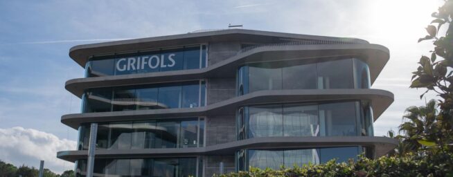 La familia Grifols negocia con Brookfield una OPA por el 100% de la empresa de hemoderivados